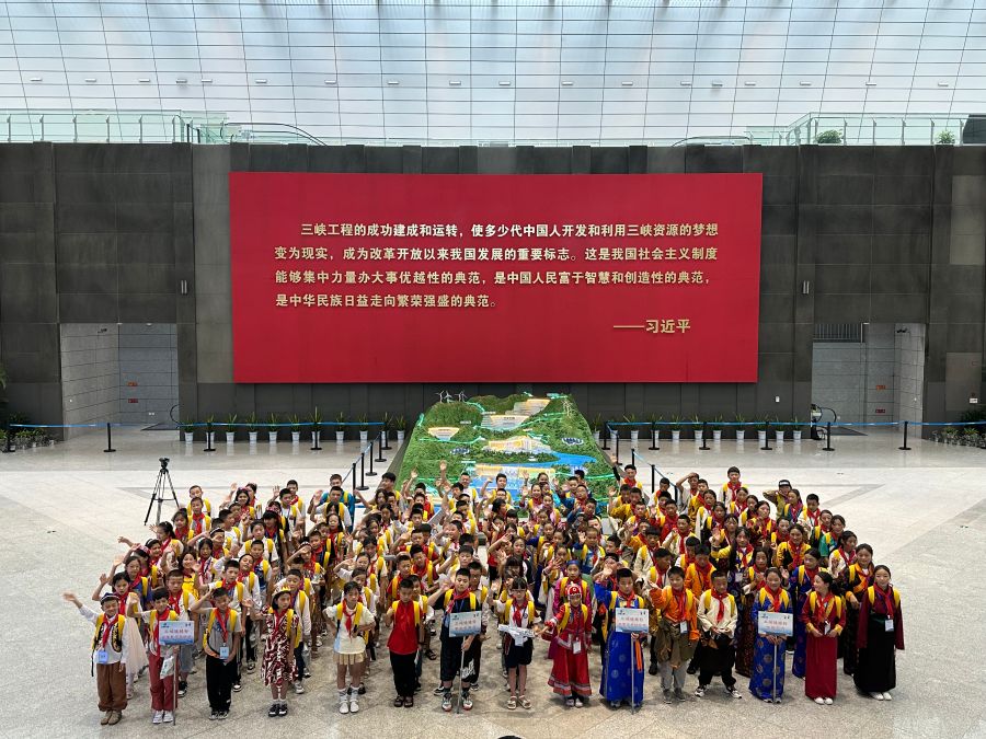 來(lái)自新疆、西藏、內(nèi)蒙古、重慶等地的三峽娃娃在三峽工程博物館合影留念。黃欣拍攝